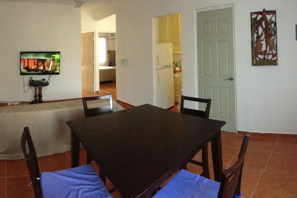 Sala comedor con TV (Netflix y YouTube