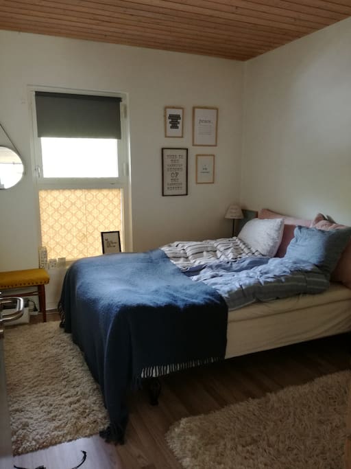 Soveværelse (sengen måler 160 cm i bredden)