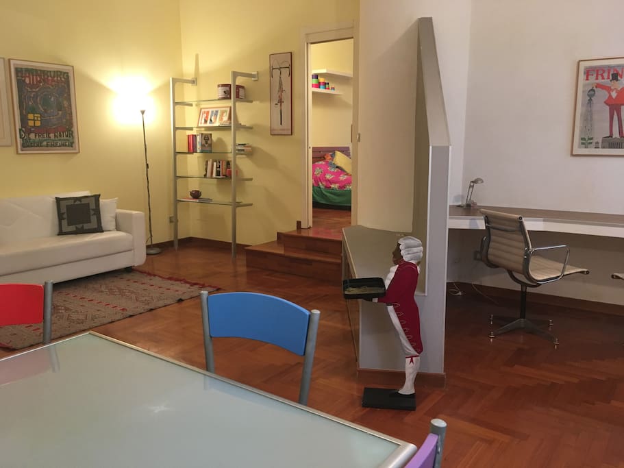 Vista dell'ampio soggiorno con zona studio