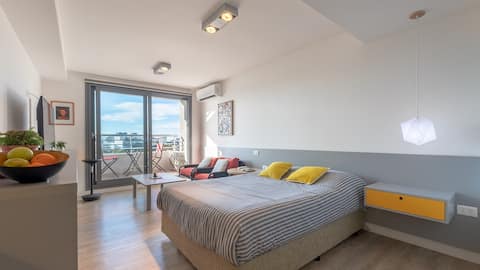 Spacious Studio with balcony, kitchen, garaje, a/c
