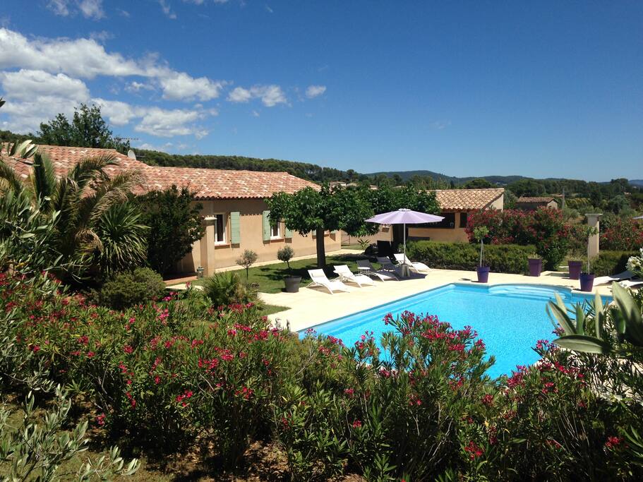 Villa, cuisine d'été, jardin paysager