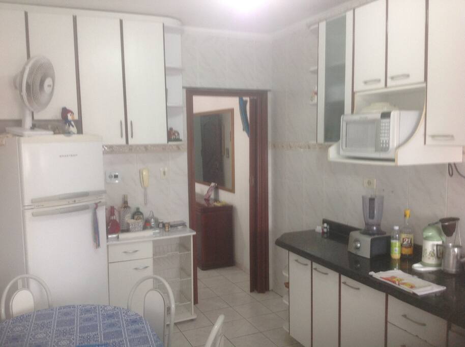 Cozinha completa e máquina de lavar roupas.