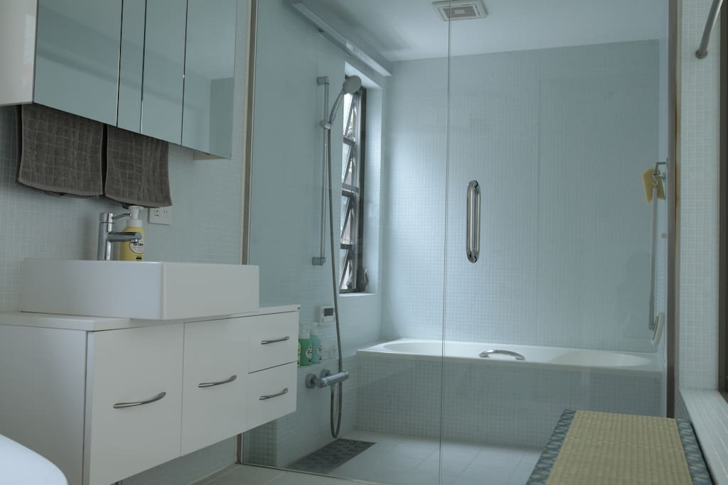 Bathroom (1F).