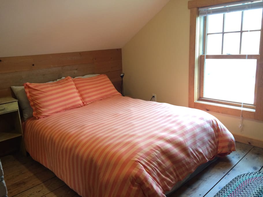 Super comfy double bed. Great light (but good blinds too).