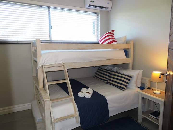 Treća spavaća soba s klima-uređajem i krevetom s tri kreveta (bračni krevet na dnu, jednostruki krevet na vrhu, dodatni krevet za jednu osobu koji se nalazi na lijevoj strani za dijete)