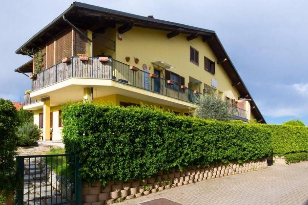 Villetta quadri familiare recente, appartamento di ampia metratura al primo ed ultimo piano alloggio su due livelli e libero su tre lati, in zona tranquilla e comodissima ai servizi, con stazione scuole, stazione, negozi, mercato, dottore, a 1 minuto a piedi. N.3 parcheggio gratuiti riservati.