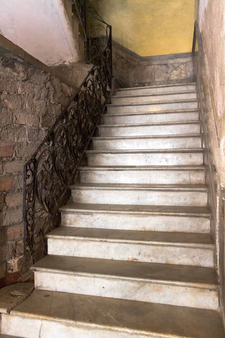 ESCALERA HACIA EL SEGUNDO PISO