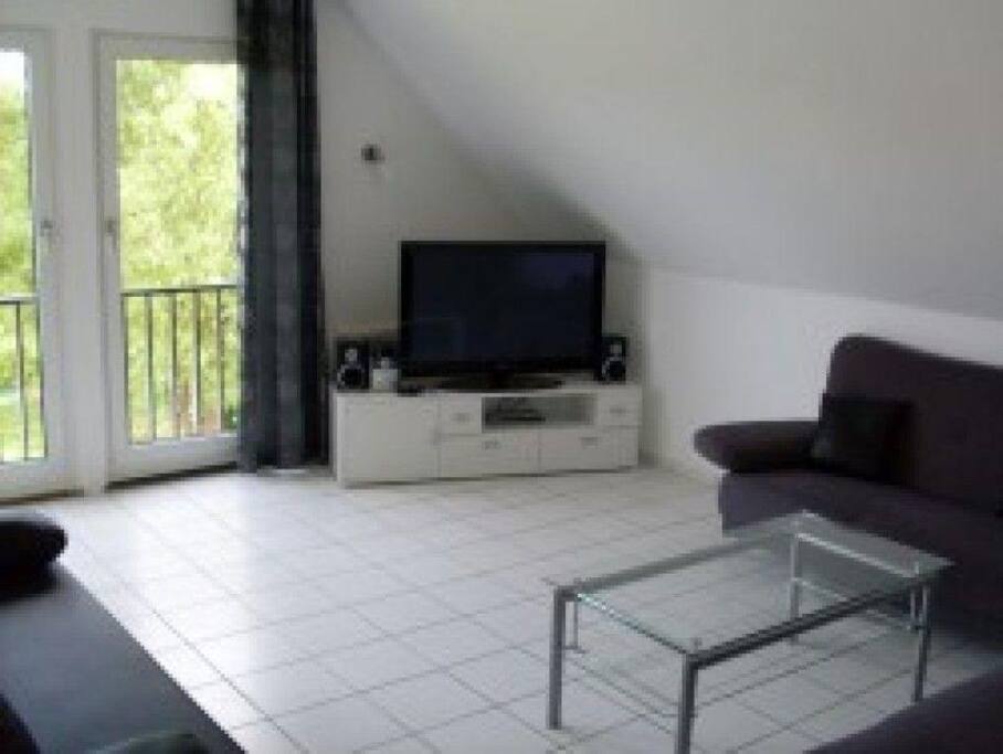 Das hell und freundlich ausgestattete Wohnzimmer ist mit einem Dreier und einem Zweier Sofa versehen. Ferner ist noch eine ausziehbare Schlafcouch vorhanden.