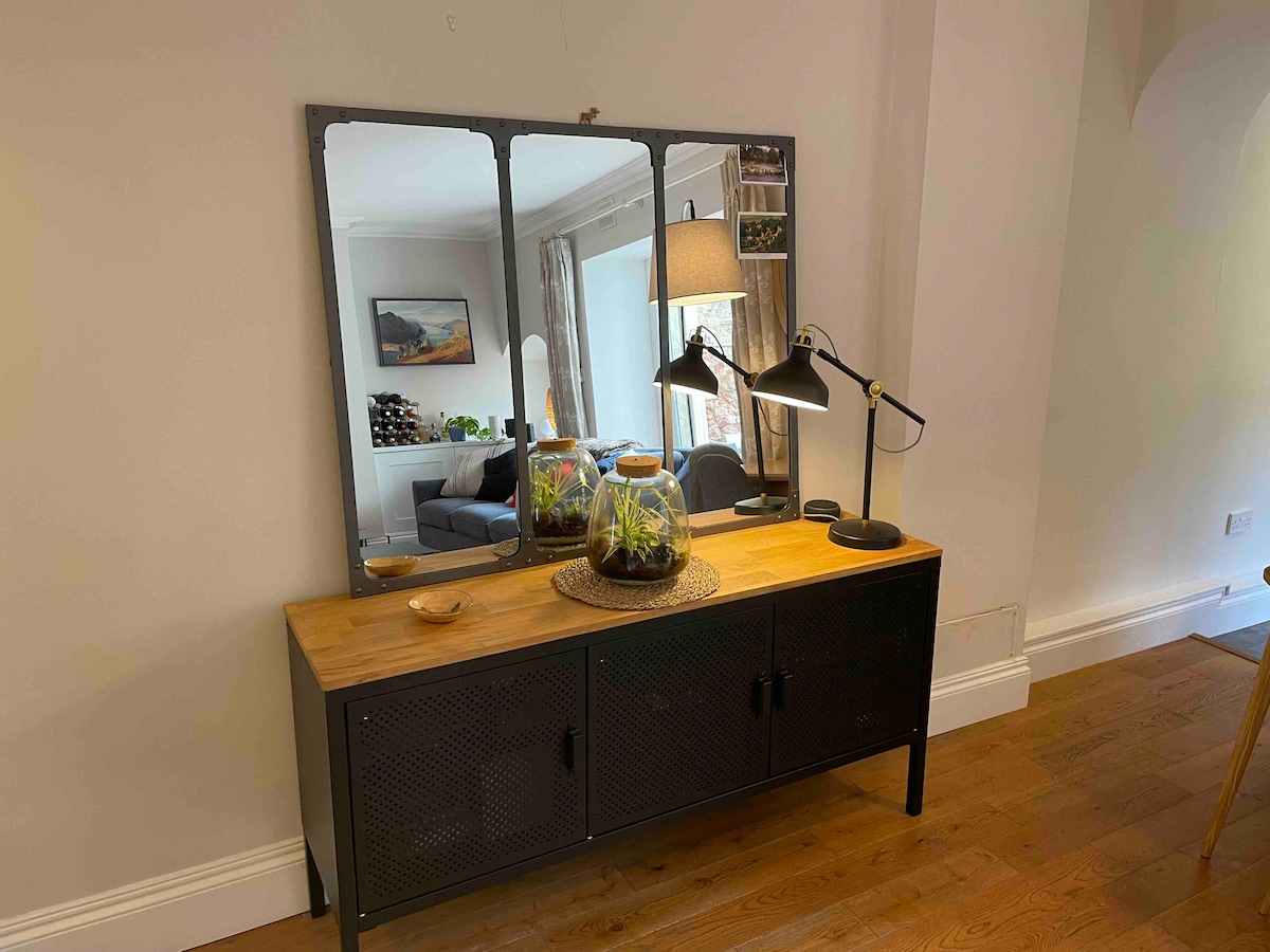 Popular Airbnb listing: Off Street Parking - Cosy 1 bedroom flat, Clifton in City Of Bristol