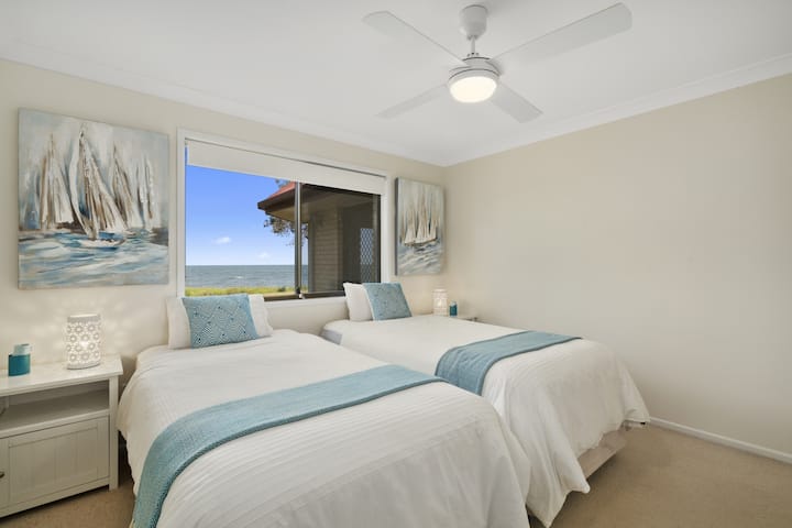 Sea view 2 x King Single bed bedroom - fan