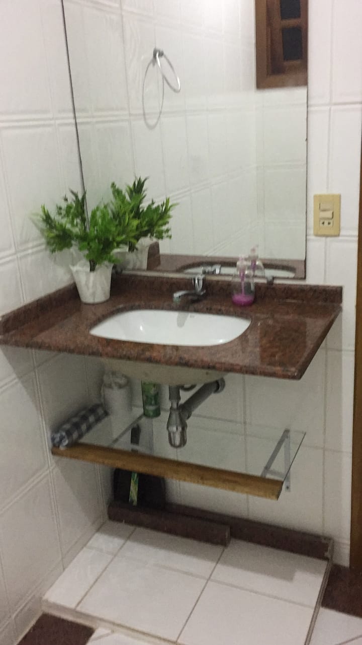 Баня на апартамента с изглед към морето