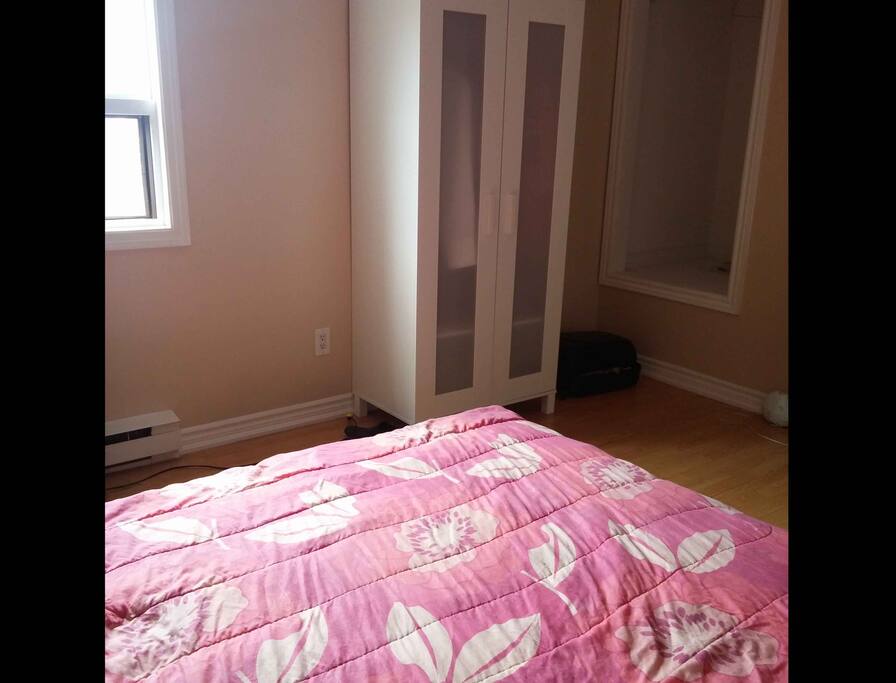 Slated Bright Top Room. IT HAS AN AIRCONDITION.