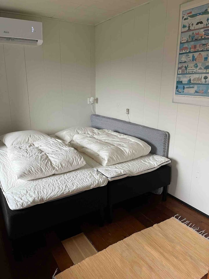 Cama doble en anexo que se puede separar en dos camas individuales. En la habitación también hay una cama adicional, así como tres colchones.