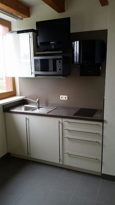Kochnische mit Kühlschrank Mikro Kochfeld TV