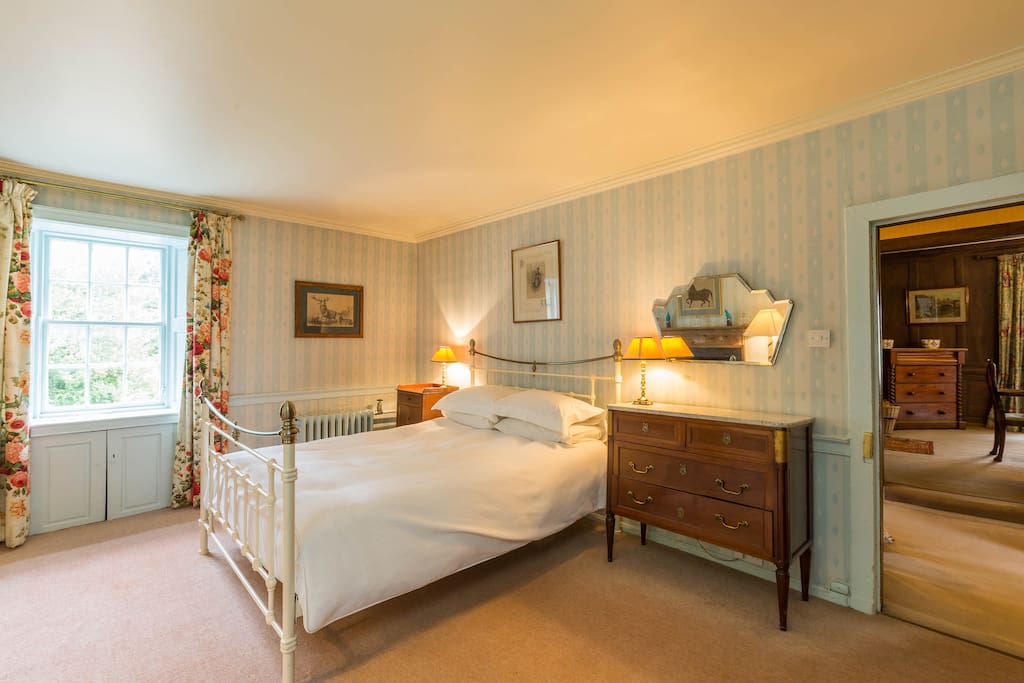 Bedroom with King size be