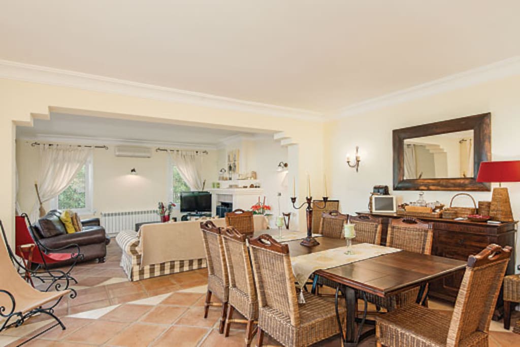 Open-plan dining room with seating for up to 10. Books and board games available.