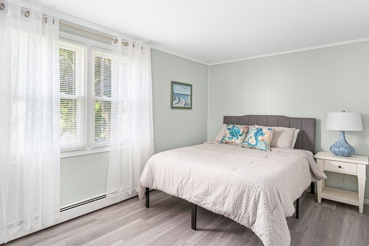 Bedroom #5 (Queen Bed):  Upper Level