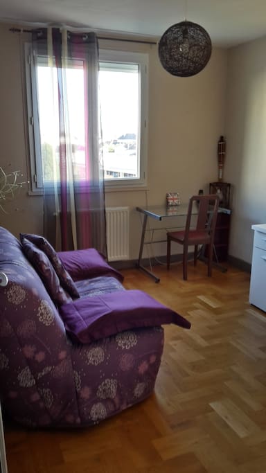 Vous coucherez dans un confortable BZ pour deux personnes. Vous aurez à votre disposition des draps, ainsi que 2 oreillers et des serviettes de toilettes.
