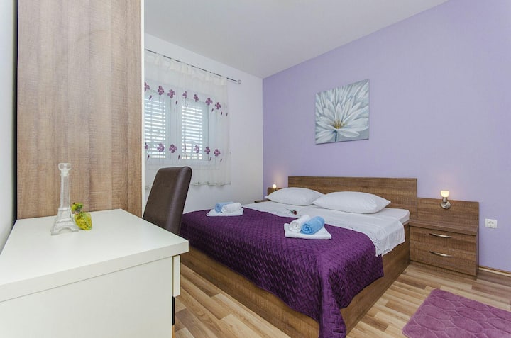 Lijepa spavaća soba s udobnim bračnim krevetom.