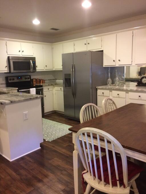 Full kitchen with table for 6