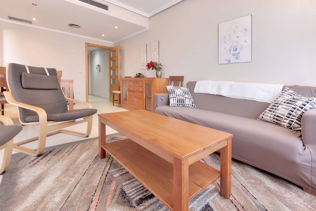 Salón con aire acondicionado por conducto en toda la vivienda.
