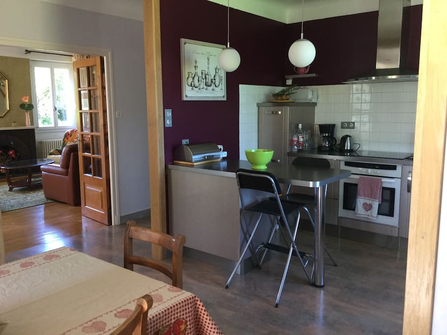 Cuisine + salle à manger avec vue sur salon