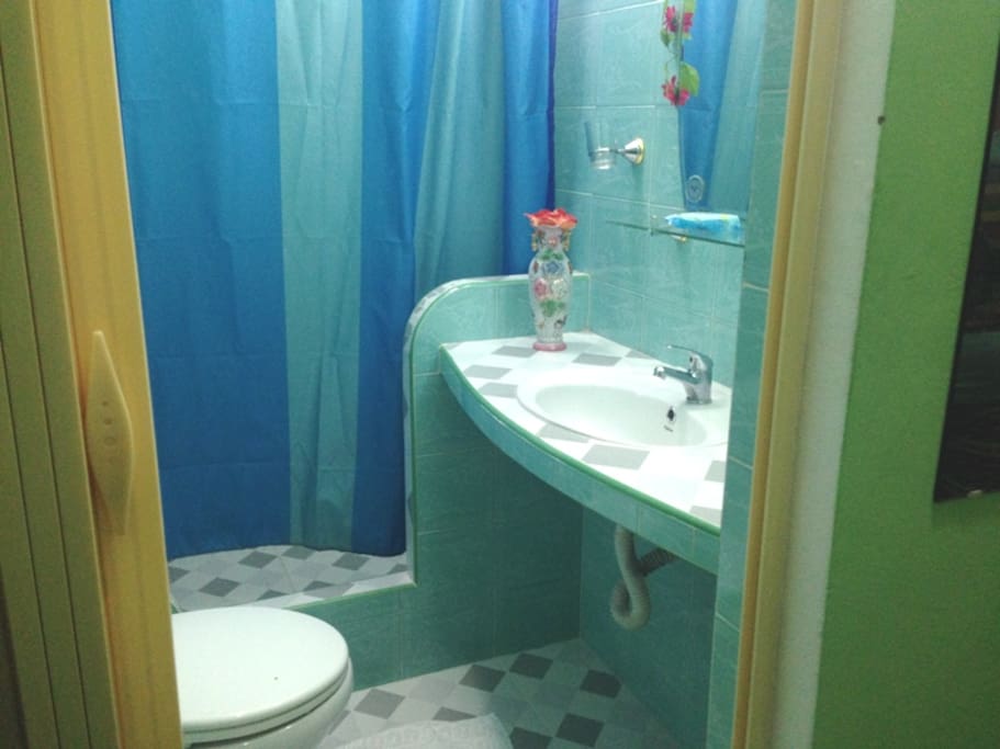 Baño muy limpio que invita a refrescar / Very clean bathroom that invites to refresh