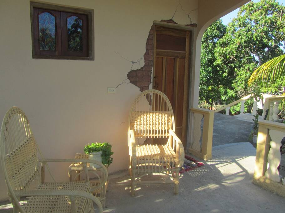 la entrada al alojamiento con su pequeño balcon