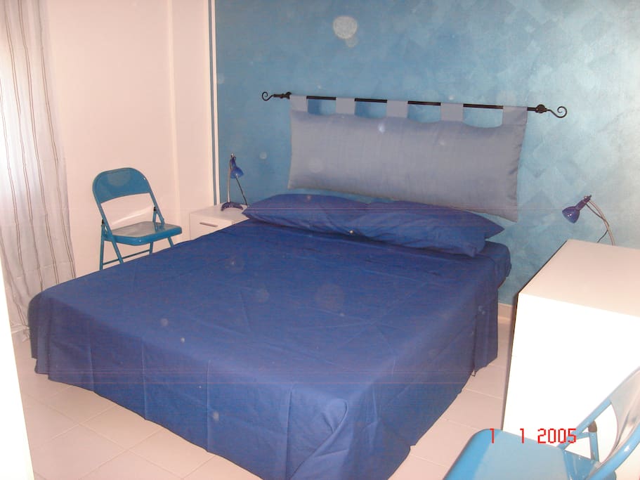 Camera da letto dotata di due armadi e comodini