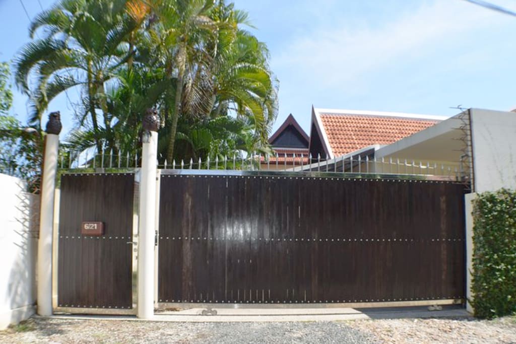 Secure entrance gates
