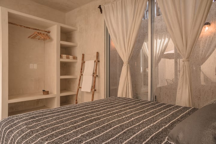 Dormitorio principal tamaño queen.