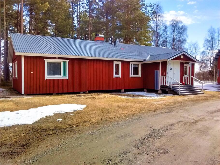 Johteenhovin Pirtti toimii päärakennuksena. Sisältä löytyy tilava oleskeluhuone, keittiö ja makuuhuoneet. Lisäksi kaksi WC:tä.
