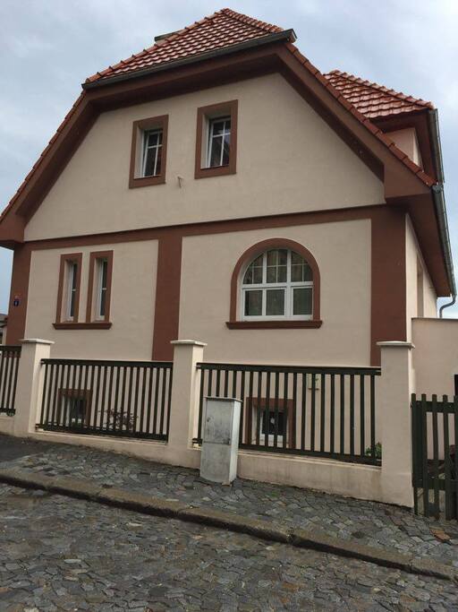 dům z ulice/parkování