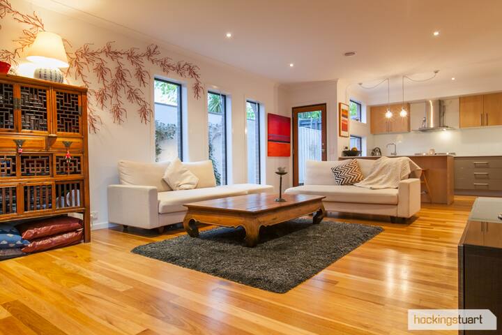 Stylish, Stunning, Spacious Home gallery image 4