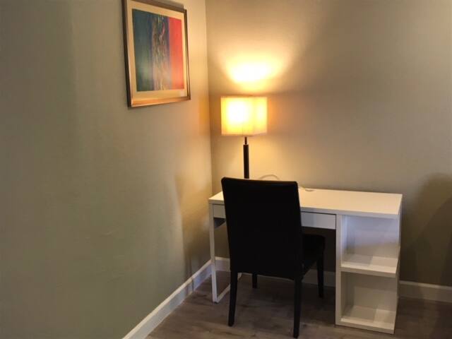 Contemporary 2BR – Blocks from Stanford Campus gallery image 5