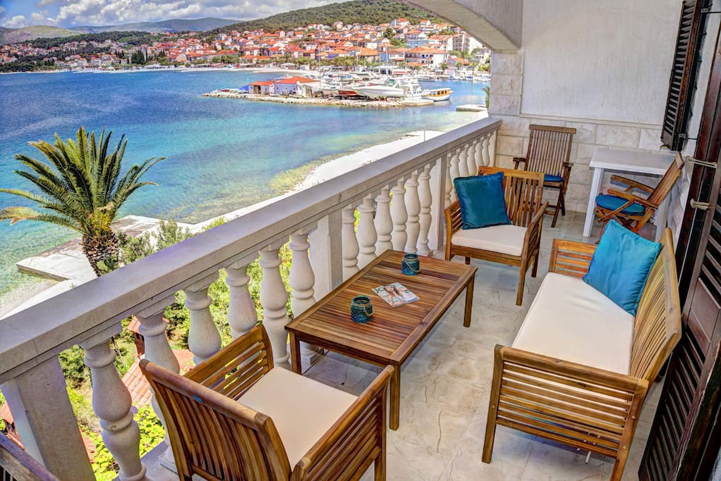 Der große Balkon zur Meerseite bietet einen unvergleichlichen Blick auf die Bucht von Ciovo.