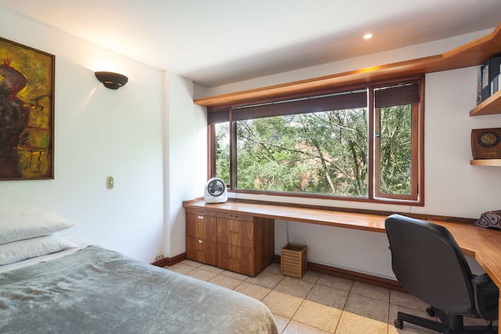 Potpuno novi bračni krevet. Kabelska TV i puno prostora za rad. 