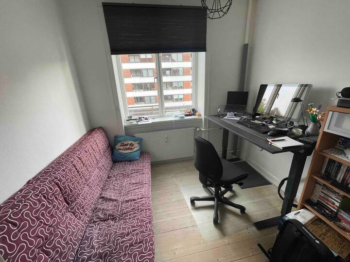 Chumba kidogo cha kulala na ofisi