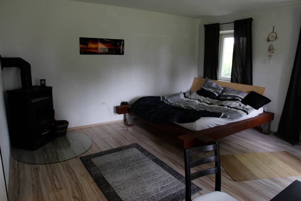 Schlafzimmer m. Ofen