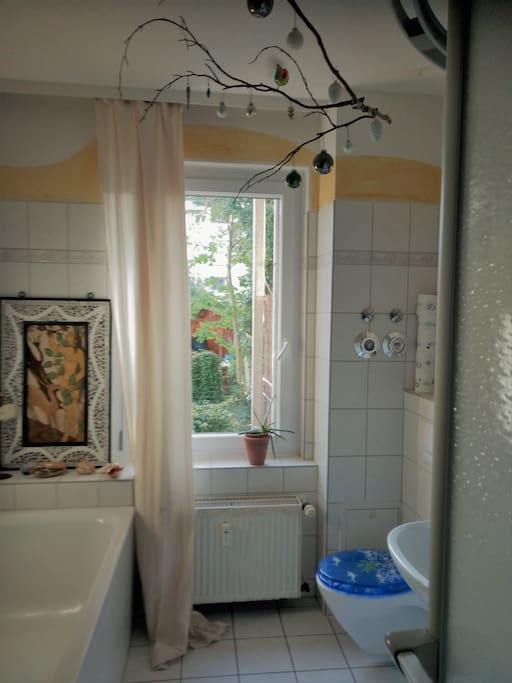 Bad mit Wanne und Dusche