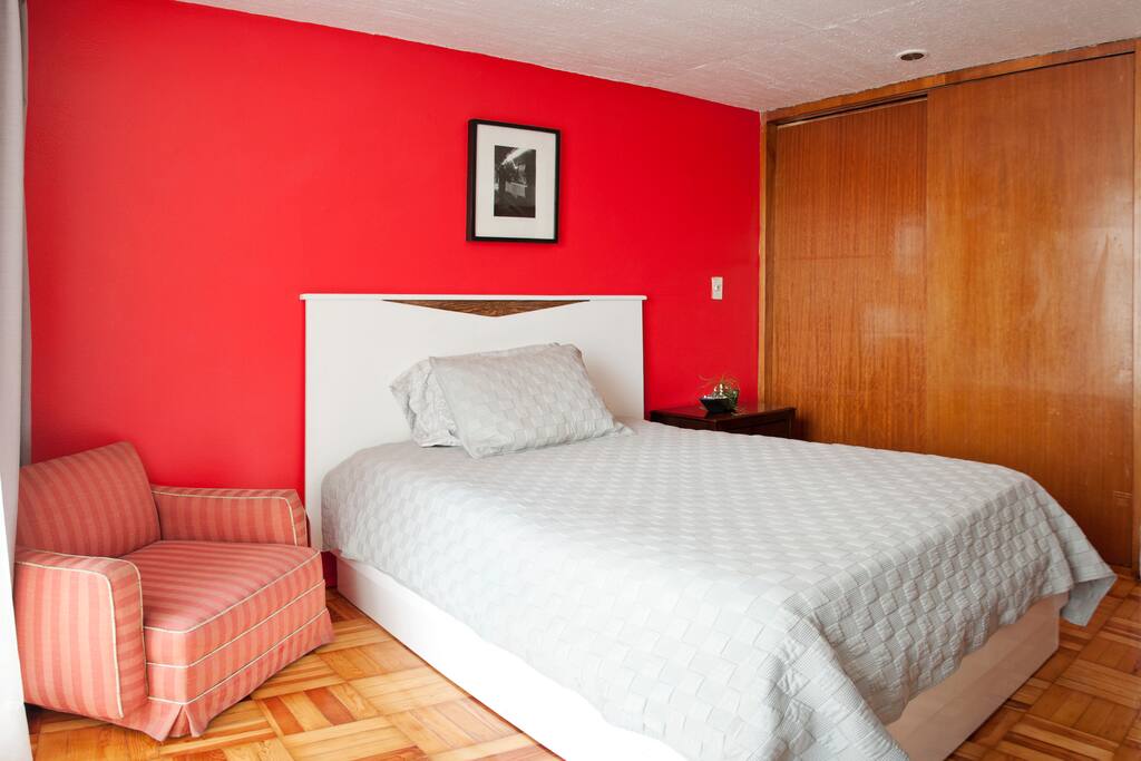 The room has one bed (a double bed) and if you are three, we can add an extra single one. La habitación tiene una cama matrimonial, y si reserves para tres personas, añadimos una cama individual.