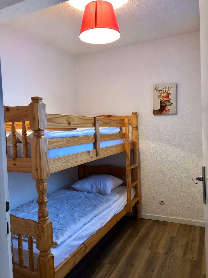 Poschodová izba, výhľad na Diablovu sedačkovú lanovku, 2 lôžka v 90 cm