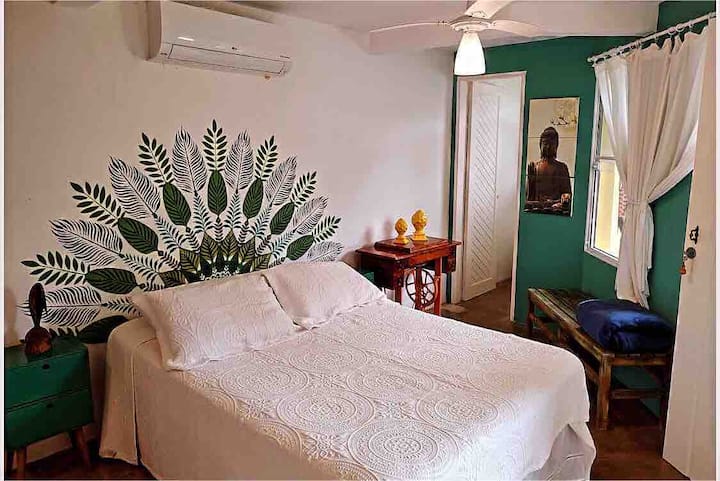 ห้องนอนห้องสวีทด้านนอกบ้านหันหน้าไปทางสระว่ายน้ำเตียงคู่ทีวีพัดลมเพดานเครื่องปรับอากาศ 