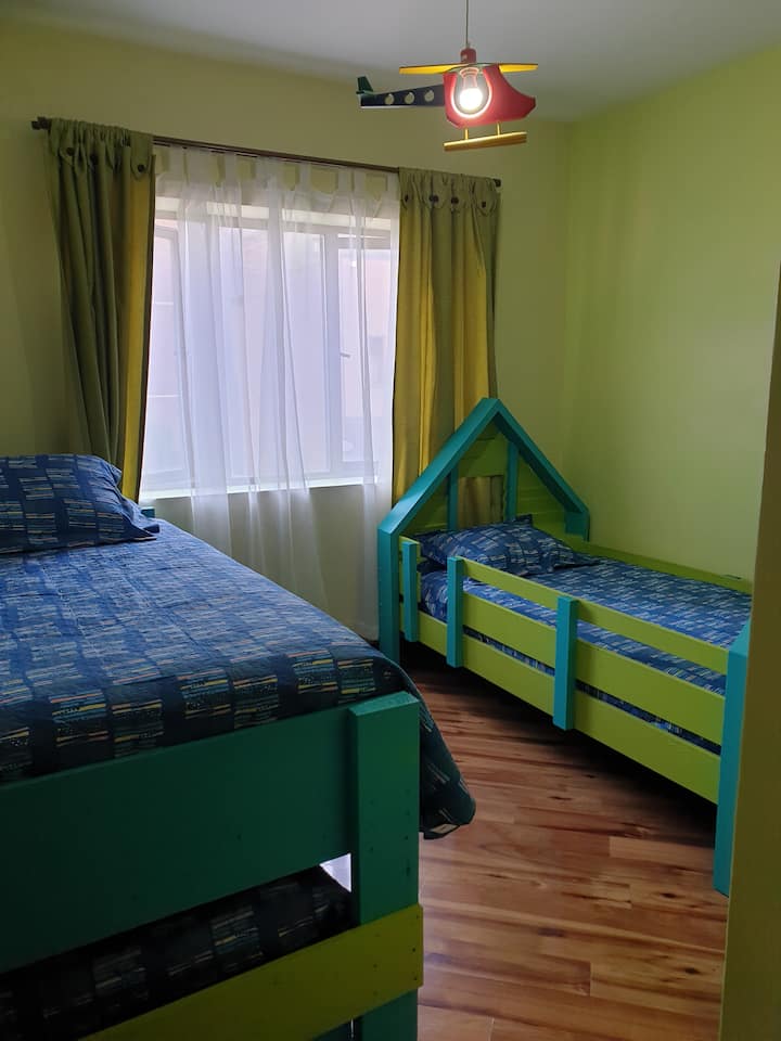 Slaapkamer met 3 bedden, 2 van 1,5 plaatsen en bed van 1 plaats