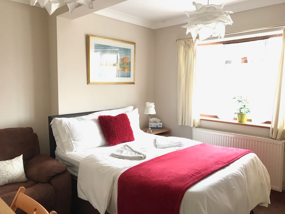 Lovely Garden overlooking double/triple room in Victorian House