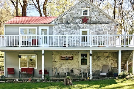 River Front, Beautiful 1815 Stone House, secluded