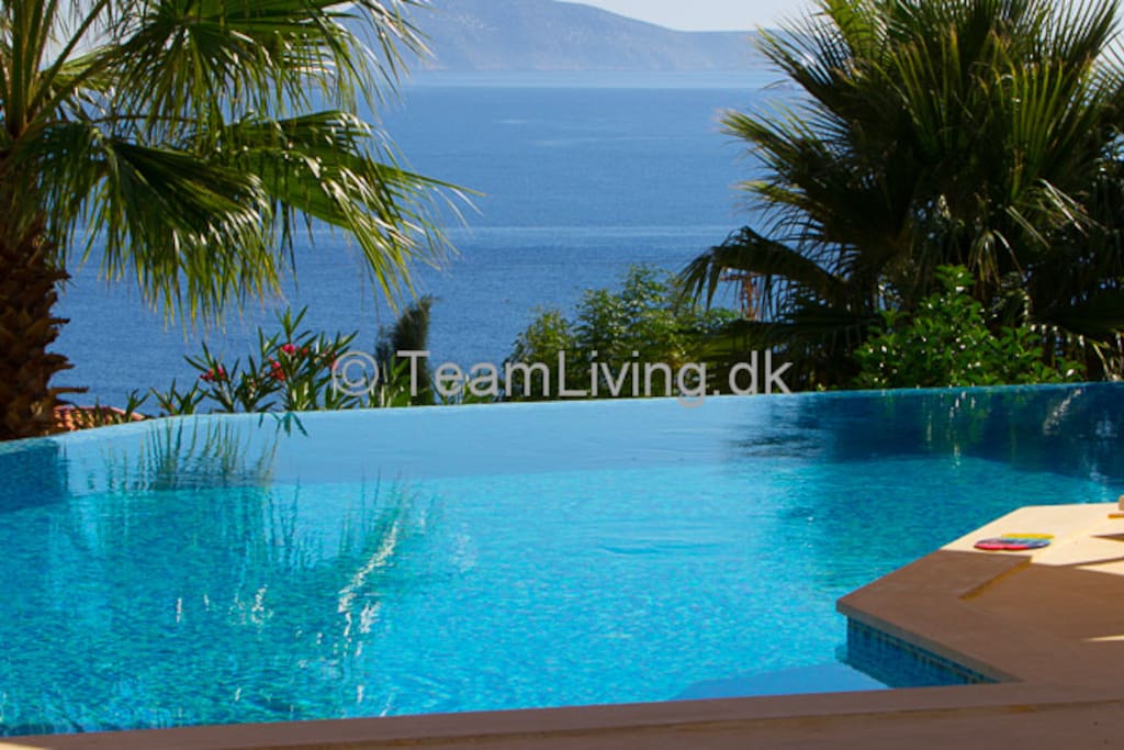 Infinity pool and sea view