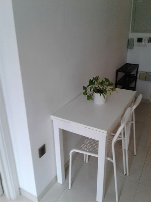 Compact Expandable Table