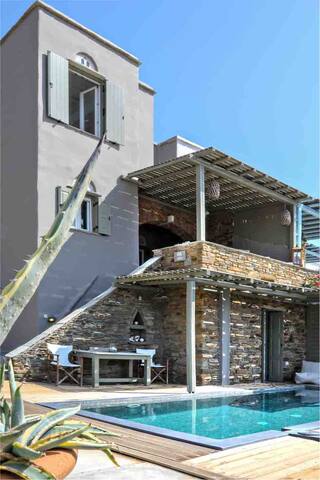 Amazing house right on the beach gallery image 2