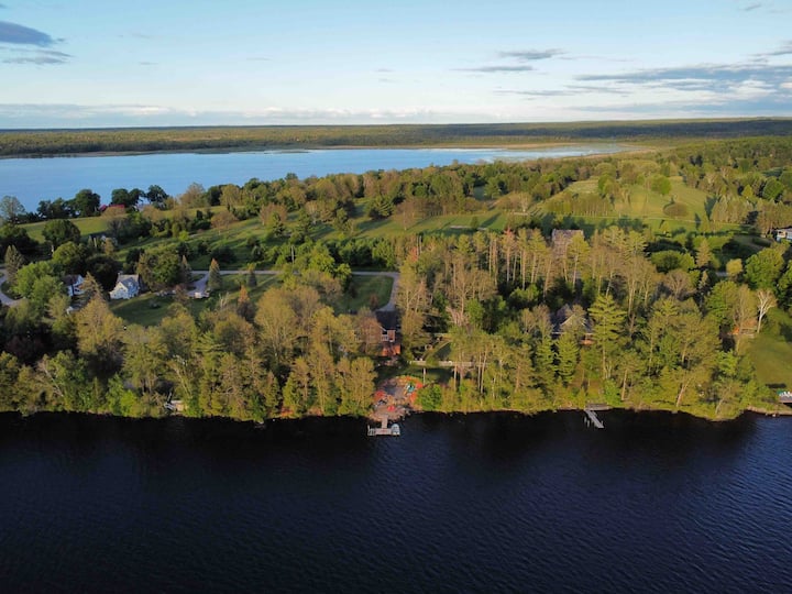 All Season Executive Reatreat in Calabogie Vacation homes for Rent in